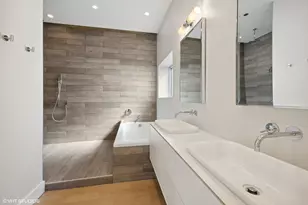 747 N Clark St, Chicago, IL 60654 - Photo 25