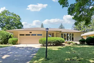 1706 N Aspen Dr, Mount Prospect, IL 60056 - Photo 1