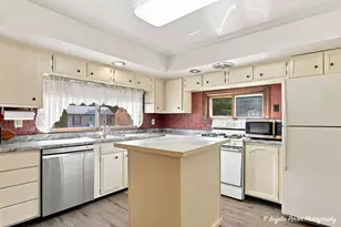 663 Pleasant St, Woodstock, IL 60098 - Photo 5