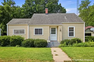 663 Pleasant St, Woodstock, IL 60098 - Photo 1