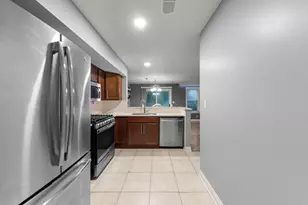 233 Birmingham Ct, Roselle, IL 60172 - Photo 9