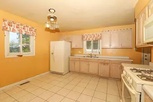 727 Longfellow Ln, Mundelein, IL 60060 - Photo 5