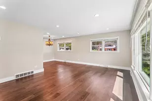 807 E Golfview Dr, Mount Prospect, IL 60056 - Photo 5