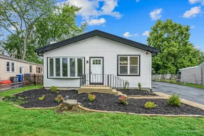 18172 W Twin Lakes Boulevard, Grayslake, IL 60030 - Photo 1