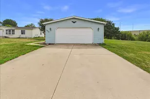 933 Micole Dr, Belvidere, IL 61008 - Photo 3