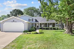 316 Cottonwood Ln, Naperville, IL 60540 - Photo 1