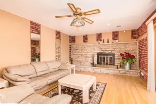 8432 W Amelia Dr, Niles, IL 60714 - Photo 9