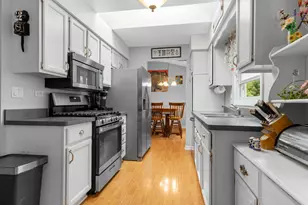 300 Oakbrook Ct, Bartlett, IL 60103 - Photo 7