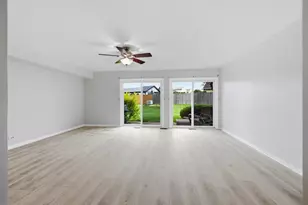 2020 Quaker Hollow Ln, Streamwood, IL 60107 - Photo 9