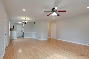 247 Sunset Ct, Vernon Hills, IL 60061 - Photo 7