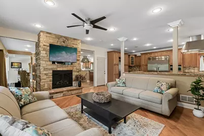 610 W Lonnquist Boulevard, Mount Prospect, IL 60056 - Photo 5