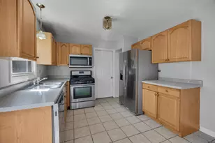 8189 Carlisle Dr, Hanover Park, IL 60133 - Photo 9
