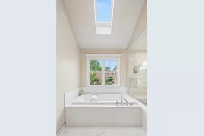 2109 W Sunnyside Avenue, Chicago, IL 60625 - Photo 33