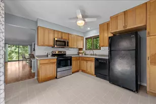 42W466 Red Bud Ct, Saint Charles, IL 60175 - Photo 9
