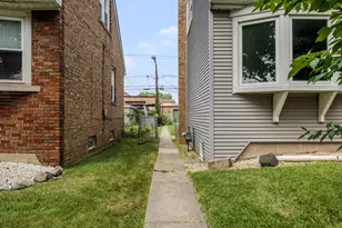9308 S Troy Ave, Evergreen Park, IL 60805 - Photo 5