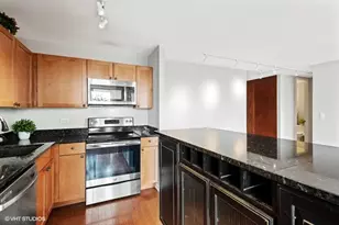 655 W Irving Park Rd, Chicago, IL 60613 - Photo 9