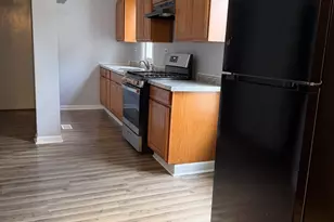 557 Oak St, Waukegan, IL 60085 - Photo 3