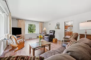 811 Magnolia Dr, Joliet, IL 60435 - Photo 3