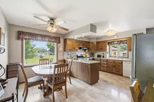 811 Magnolia Dr, Joliet, IL 60435 - Photo 7