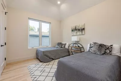 5747 N Maplewood Avenue, Chicago, IL 60659 - Photo 25