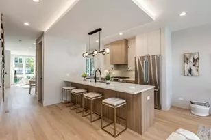 5747 N Maplewood Ave, Chicago, IL 60659 - Photo 9