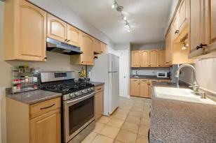 1095 Hickory Ln, Elk Grove Village, IL 60007 - Photo 7