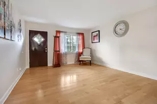 1095 Hickory Ln, Elk Grove Village, IL 60007 - Photo 3