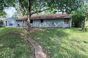 610 N Evanslawn Ave, Aurora, IL 60506 - Photo 1