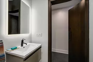257 E Delaware Pl, Chicago, IL 60611 - Photo 21