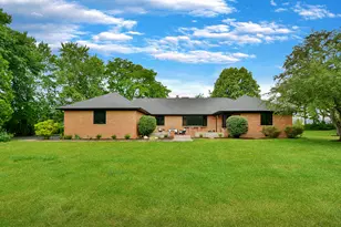 5 Bruce Cir N, Hawthorn Woods, IL 60047 - Photo 1