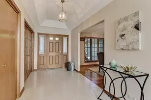 220 Rosewood Ct, Westmont, IL 60559 - Photo 3