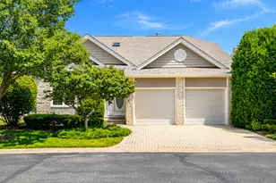 842 Turnberry Ln, Willowbrook, IL 60527 - Photo 1