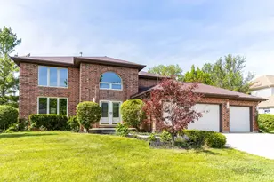 810 Edgemere Rd, Buffalo Grove, IL 60089 - Photo 1