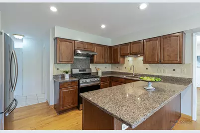 810 Edgemere Road, Buffalo Grove, IL 60089 - Photo 9