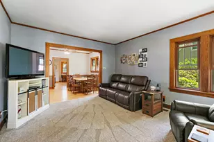 909 Augusta Ave, Elgin, IL 60120 - Photo 11