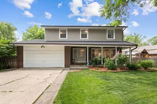 2005 E Cayuga Ln, Mount Prospect, IL 60056 - Photo 1