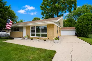 1802 Fairfield Rd, Lindenhurst, IL 60046 - Photo 1