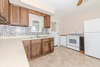 236 W Johnson Street, Utica, IL 61373 - Photo 9
