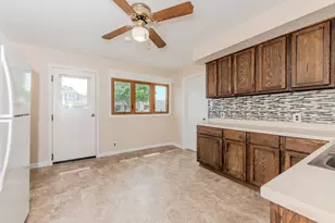236 W Johnson St, Utica, IL 61373 - Photo 7