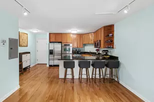 6400 N Sacramento Ave, Chicago, IL 60645 - Photo 5
