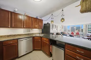 525 W Hawthorne Pl, Chicago, IL 60657 - Photo 7