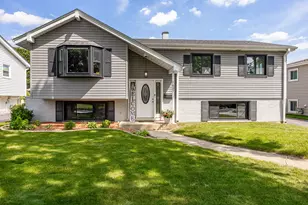 637 S Beverly Ave, Addison, IL 60101 - Photo 1