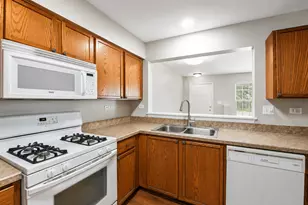 637 Lincoln Station Dr, Oswego, IL 60543 - Photo 9