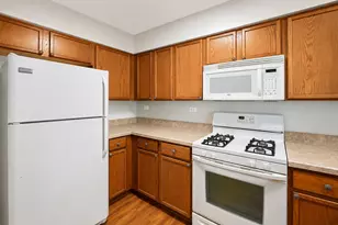 637 Lincoln Station Dr, Oswego, IL 60543 - Photo 7