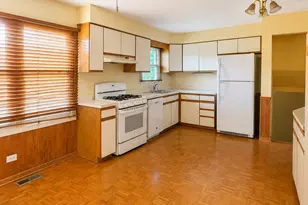 20018 Lakewood Ave, Lynwood, IL 60411 - Photo 5