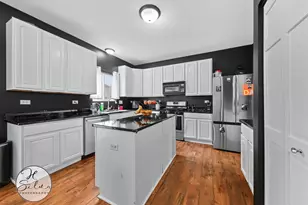 708 Bay Shore Dr, Pingree Grove, IL 60140 - Photo 3