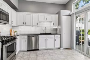 319 E Victoria Cir, North Aurora, IL 60542 - Photo 9