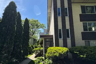 7070 N Ridge Blvd, Chicago, IL 60645 - Photo 1