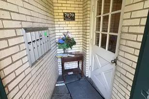 7070 N Ridge Blvd, Chicago, IL 60645 - Photo 3