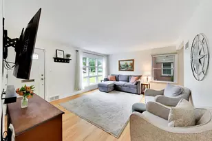 5816 W Greenleaf Ave, Chicago, IL 60646 - Photo 3